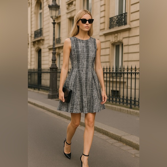 Flattering Eva Longoria sleeveless a-line dress - Picture 1 of 5